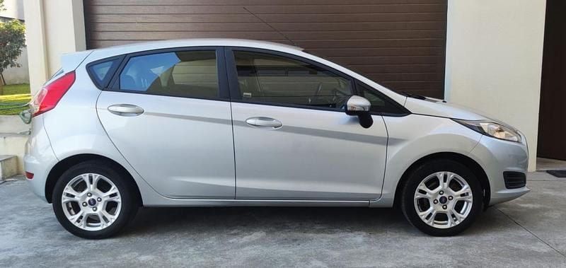 Cinzento Usado 2017 Ford Fiesta | € 10.500 (Bom preço) - Imagem 1/4