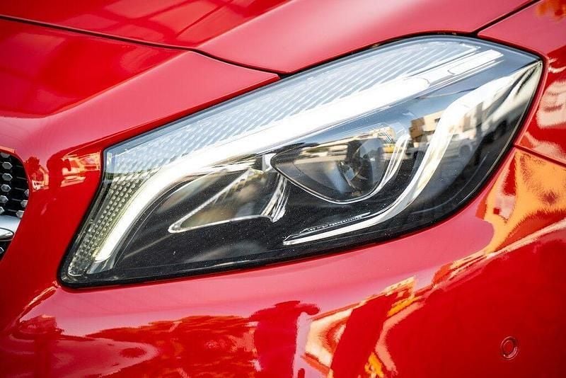 Vermelho Usado 2017 Mercedes A200 AMG line | € 19.990 - Imagem 1/4
