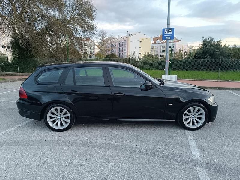 Usado BMW 320 177 HP (130 kW) 2009 Preto Carrinha