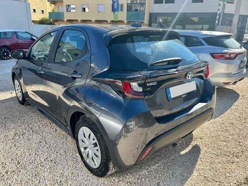 Usado Toyota Yaris Hybrid Comfort 115 HP (84 kW) 2023 Cinzento