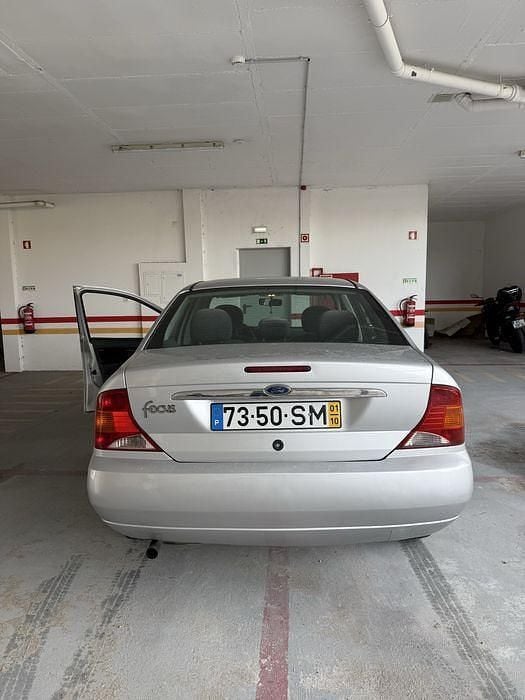 Usado Ford Focus Ghia 100 HP (73 kW) 2001 Sedan