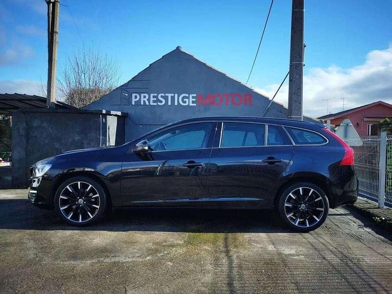 Usado Volvo V60 Momentum 115 HP (84 kW) 2014 Preto Carrinha