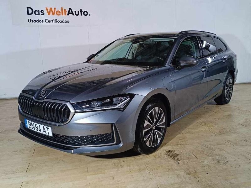 Cinzento Usado 2024 Skoda Superb | € 41.990 - Imagem 1/4