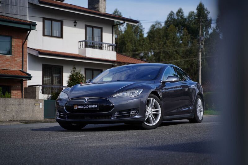 Cinzento Usado 2015 Tesla Model S Sedan | € 28.900 (Caro) - Imagem 1/4