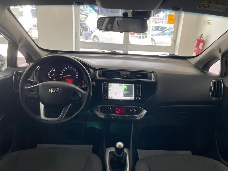 Cinza Usado 2015 Kia Rio Citadino | € 9.990 (Preço justo) - Imagem 1/4