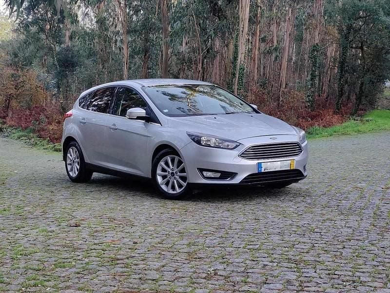 Cinzento Usado 2015 Ford Focus Citadino | € 7.800 (Preço justo) - Imagem 1/4