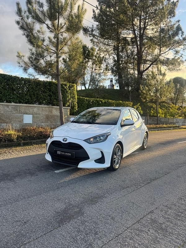 Usado Toyota Yaris Hybrid Comfort 115 HP (84 kW) 2021 Branco