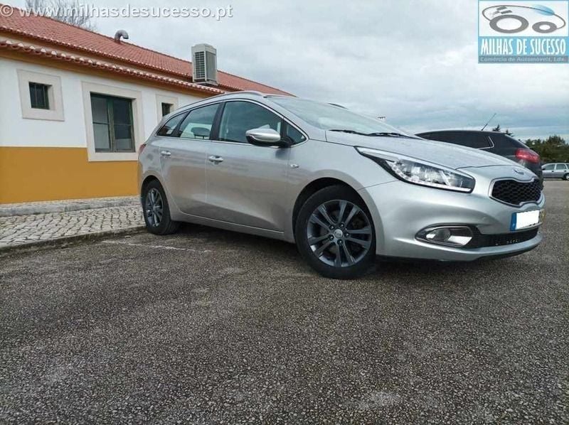 Usado Kia Ceed 90 HP (66 kW) 2014 Cinzento Citadino