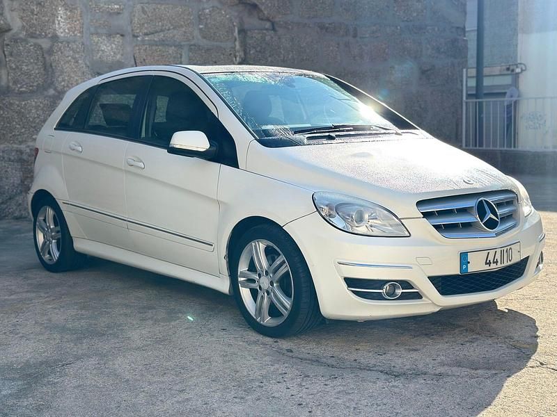 Branco Usado 2009 Mercedes B200 Monovolume | € 7.250 - Imagem 1/4