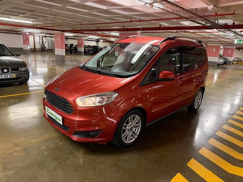 Usado Ford Tourneo 101 HP (74 kW) 2015 Vermelho