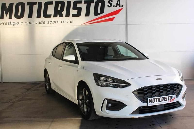 Branco Usado 2018 Ford Focus ST-Line Sedan | € 14.500 (Preço justo) - Imagem 1/4