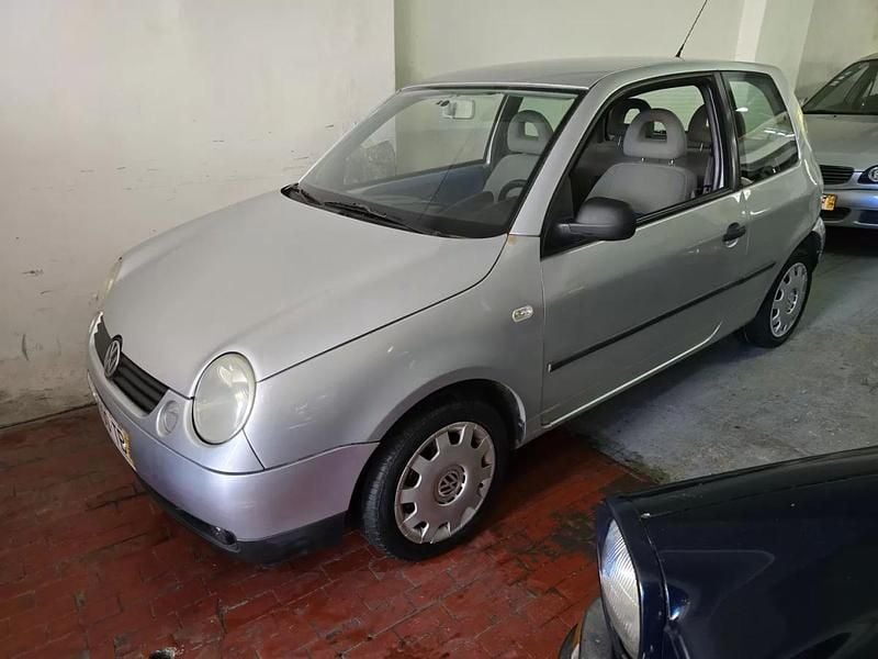 Usado VW Lupo 50 HP (36 kW) 2002 Cinzento prata metalizado Citadino