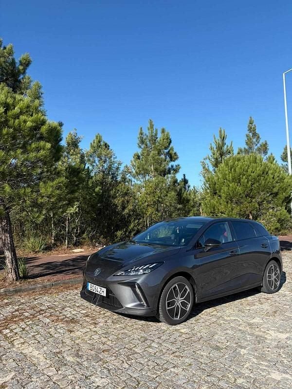 Cinzento Usado 2023 MG MG4 EV Citadino | € 22.850 (Preço justo) - Imagem 1/4