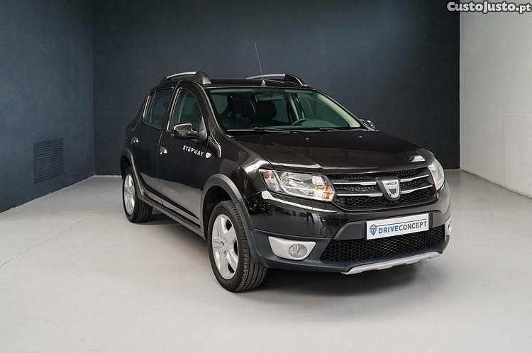 Usado Dacia Sandero Stepway 90 HP (66 kW) 2015 Preto Citadino