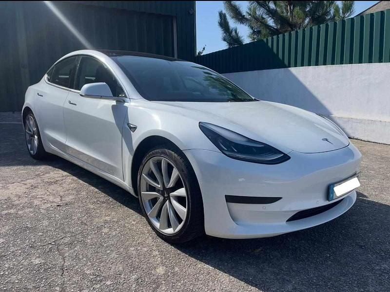 Branco Usado 2019 Tesla Model 3 Standard Range Plus Sedan | € 23.900 (Preço justo) - Imagem 1/4