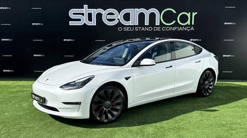 Branco Usado 2022 Tesla Model 3 Sedan | € 33.900 (Preço justo) - Imagem 1/4