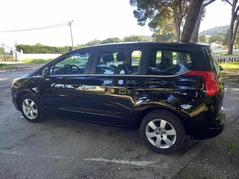 Usado Peugeot 5008 120 HP (88 kW) 2015 Preto Monovolume
