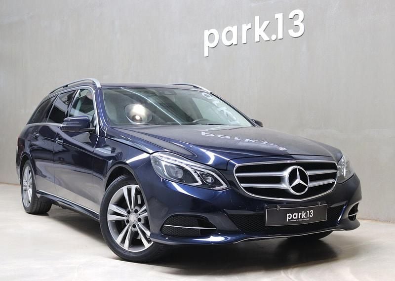 Azul Usado 2014 Mercedes E300 Avantgarde Sedan | € 18.900 (Bom preço) - Imagem 1/4