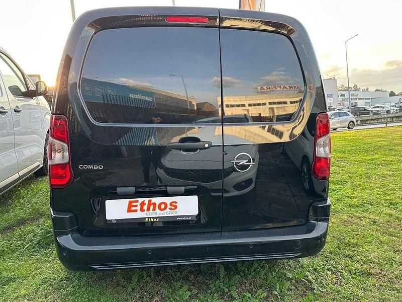Usado Opel Combo 102 HP (75 kW) 2021 Preto Monovolume