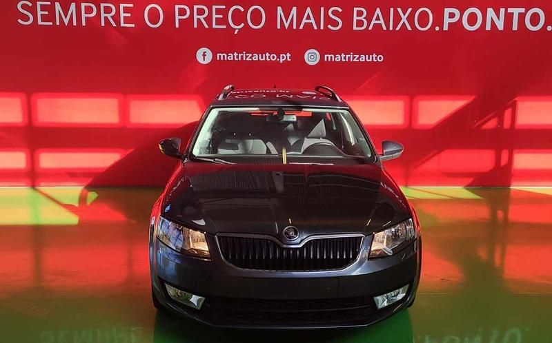 Cinzento Usado 2015 Skoda Octavia Carrinha | € 18.799 - Imagem 1/3