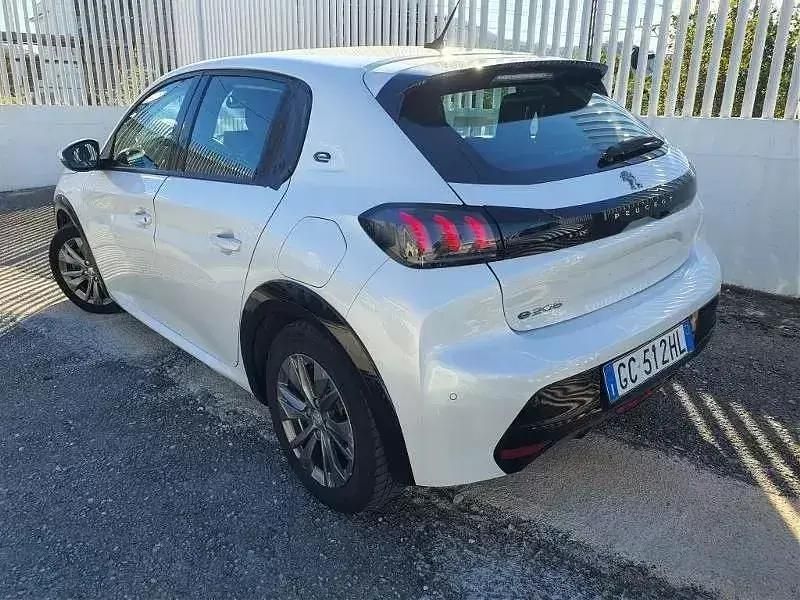 Usado Peugeot e-208 Allure 100 kW (136 HP) 2020 Branco Citadino