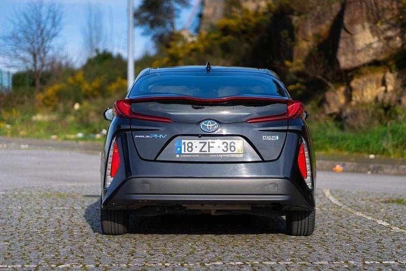 Usado Toyota Prius Luxury 122 HP (89 kW) 2019 Preto Citadino