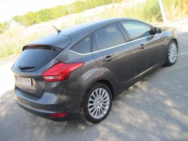 Usado Ford Focus Titanium 120 HP (88 kW) 2016 Cinzento Sedan
