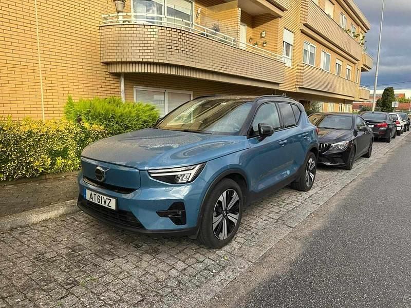 Azul Usado 2022 Volvo XC40 SUV | € 29.000 - Imagem 1/4