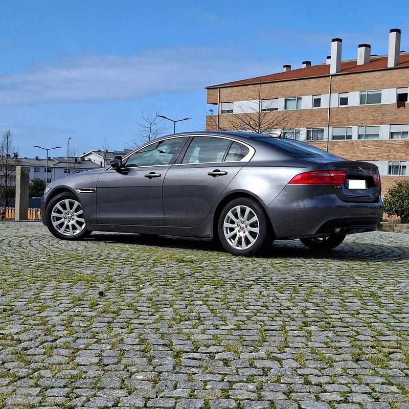 Usado Jaguar XE 180 HP (132 kW) 2017 Cinzento Sedan
