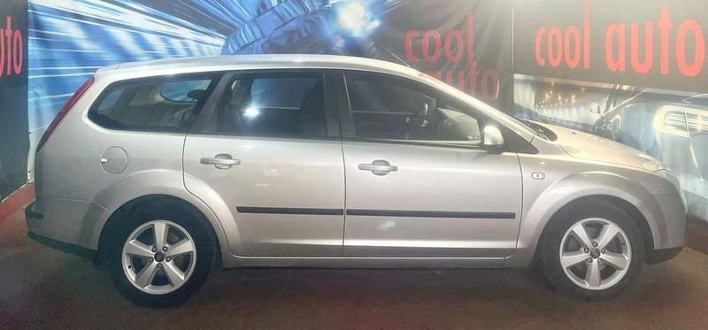 Usado Ford Focus Trend 80 HP (58 kW) 2006 Cinza prata Carrinha