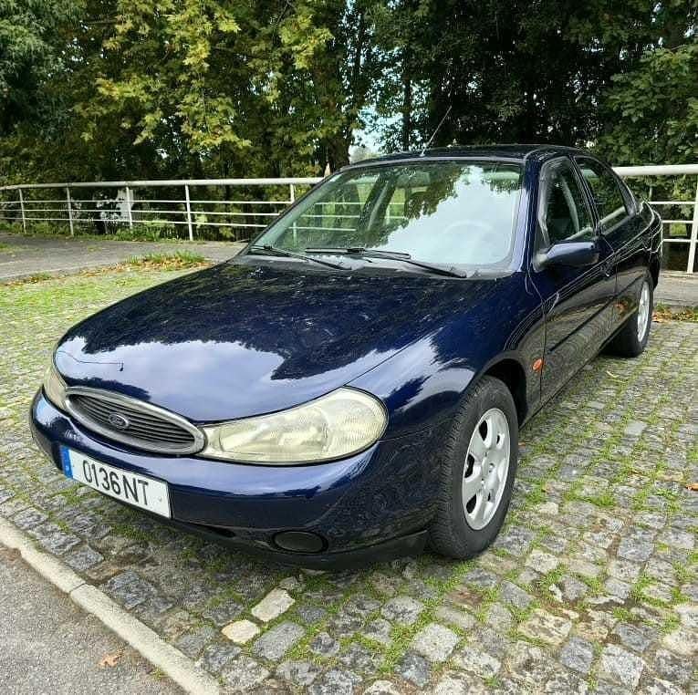 Usado Ford Mondeo 90 HP (66 kW) 1999 Azul