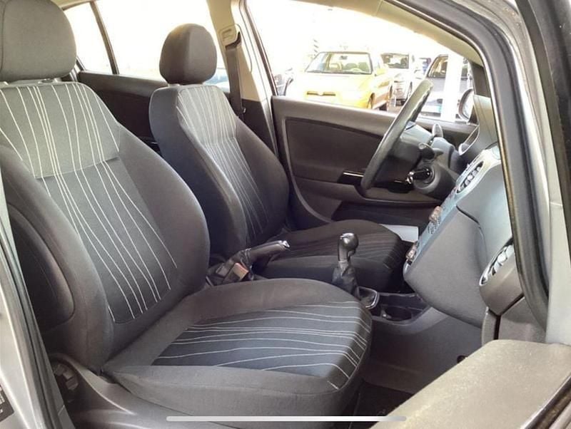 Usado Opel Corsa 85 HP (62 kW) 2010 Cinzento Citadino