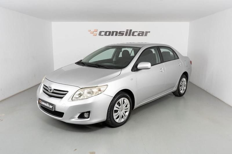Cinza prata Usado 2010 Toyota Corolla Comfort Sedan | € 8.980 - Imagem 1/4