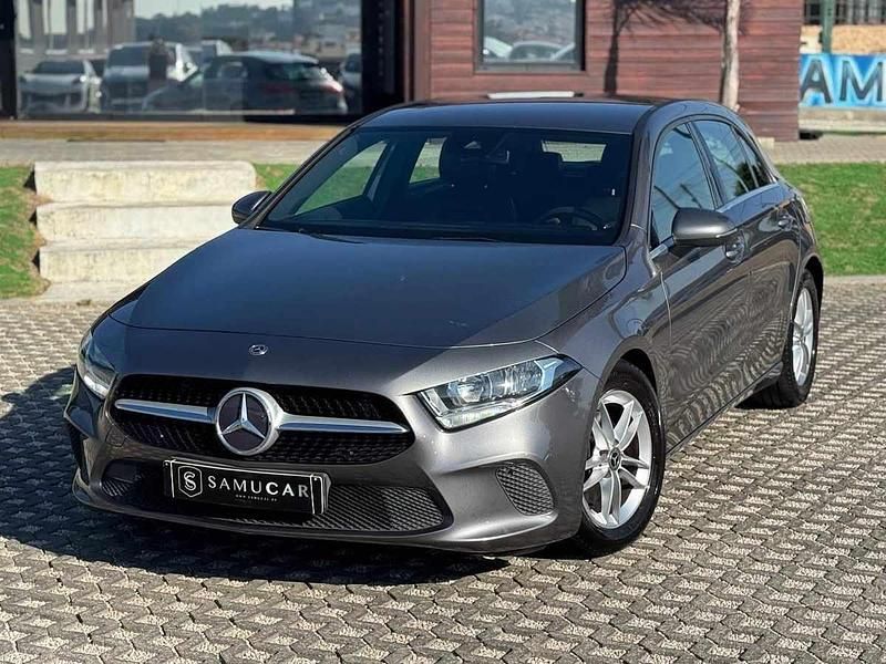 Usado Mercedes A180 AMG line 116 HP (85 kW) 2018 Cinzento Citadino