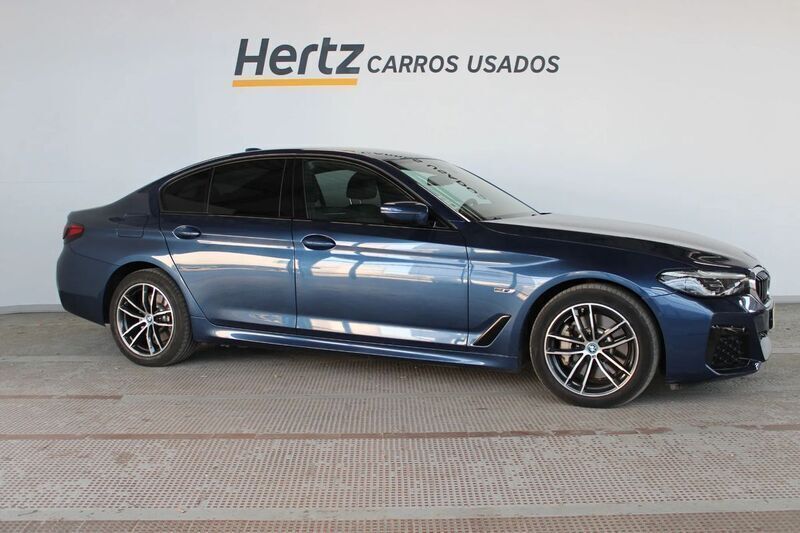 Azul Usado 2023 BMW 530 Sedan | € 46.990 - Imagem 1/4