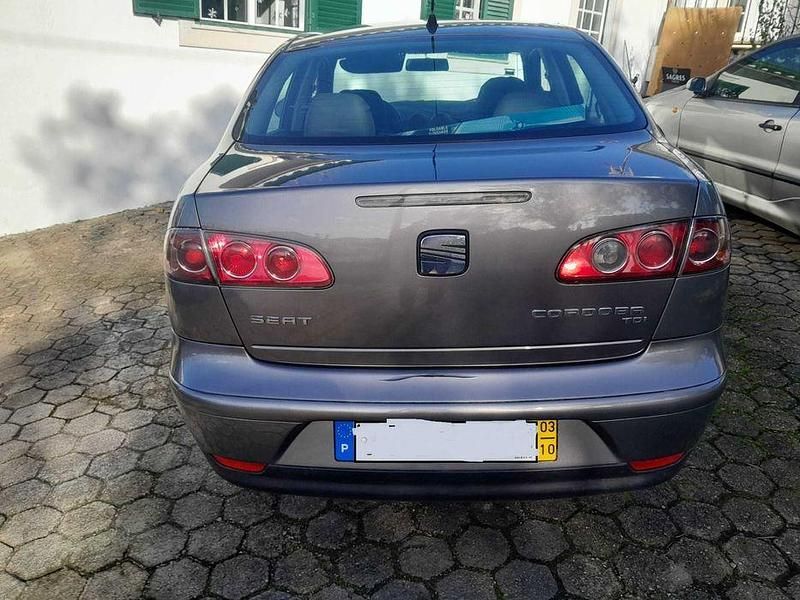 Usado Seat Cordoba 75 HP (55 kW) 2003 Cinzento Sedan