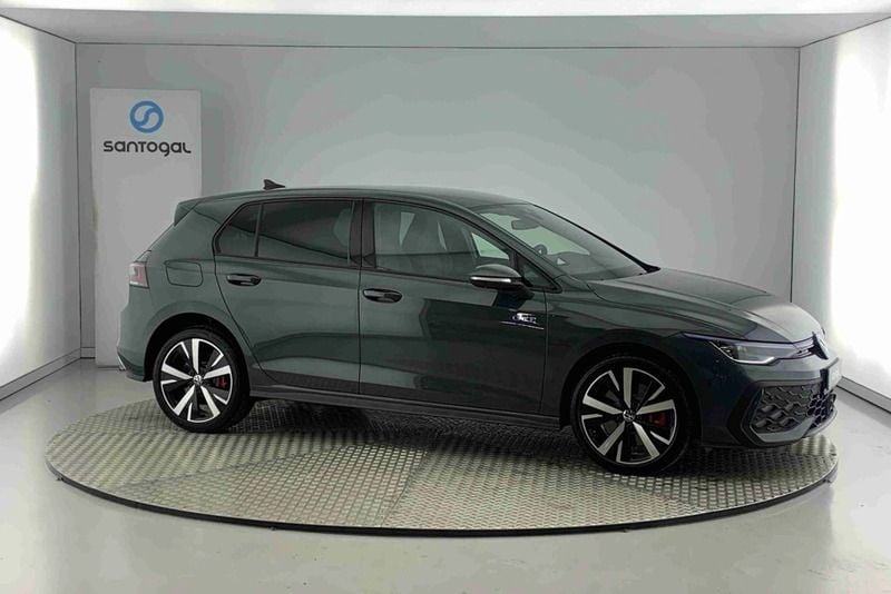 Cinzento Usado 2025 VW Golf VIII GTE Citadino | € 45.990 - Imagem 1/4