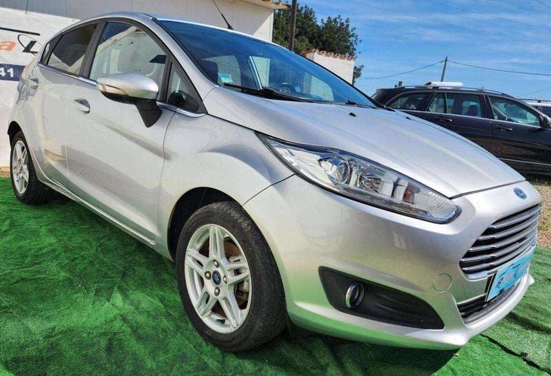 Usado Ford Fiesta Trend 100 HP (73 kW) 2015 Cinza Citadino