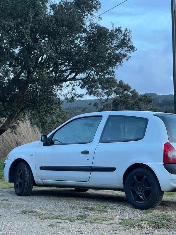 Usado Renault Clio II 65 HP (47 kW) 2003 Branco Citadino