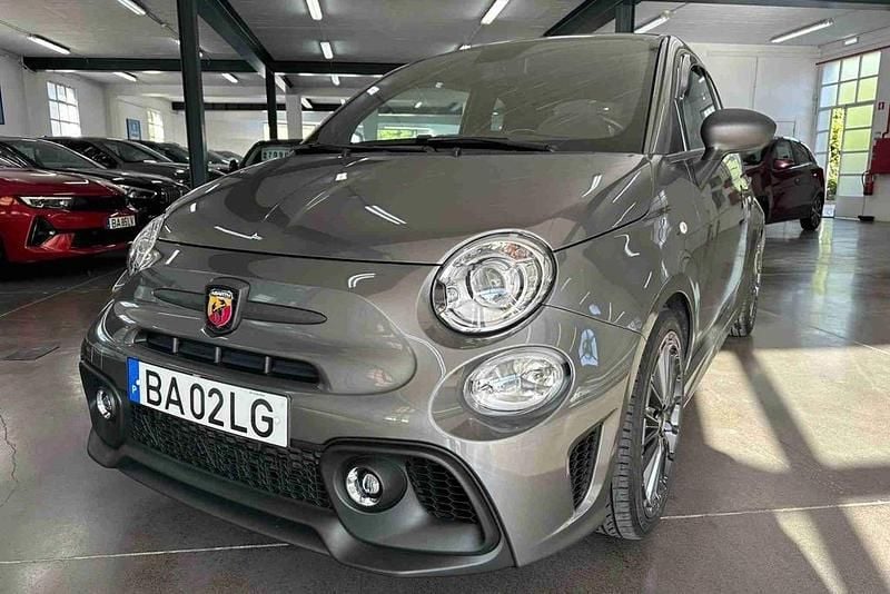 Cinzento Usado 2023 Abarth 595 Citadino | € 26.990 (Preço justo) - Imagem 1/4