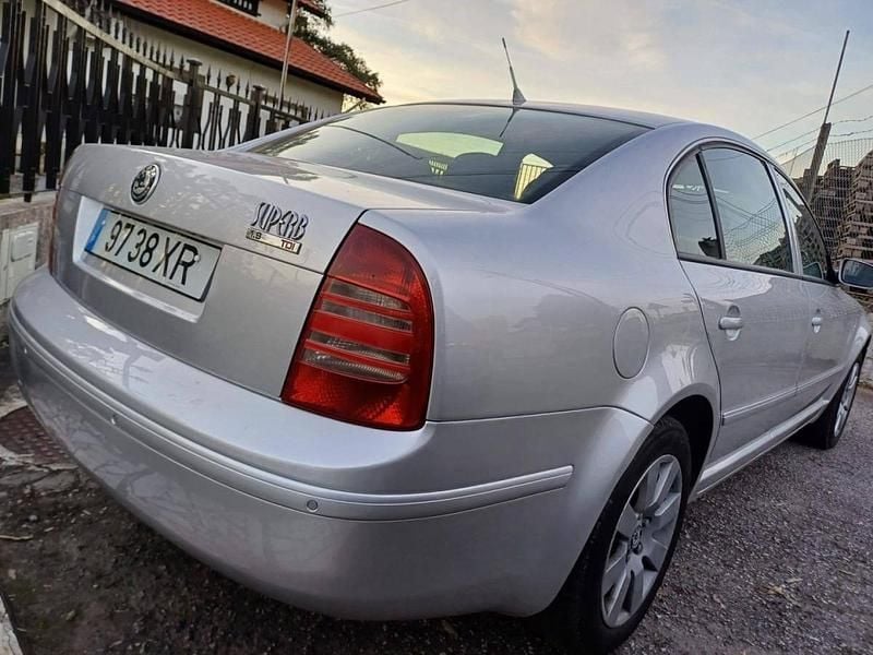 Usado Skoda Superb 130 HP (95 kW) 2004 Cinzento Sedan