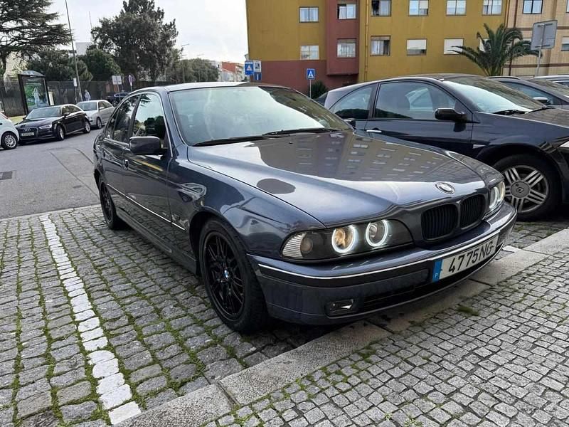 Cinzento Usado 1999 BMW 525 Sedan | € 3.299 - Imagem 1/4