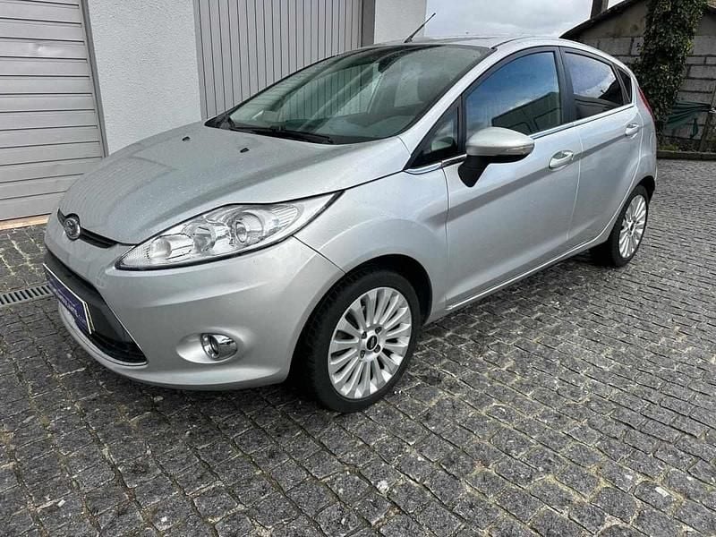 Cinzento Usado 2009 Ford Fiesta Citadino | € 7.250 (Preço justo) - Imagem 1/4