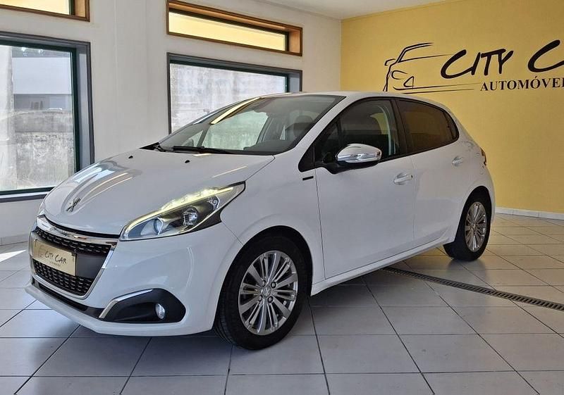 Usado Peugeot 208 Signature Sky 100 HP (73 kW) 2019 Citadino