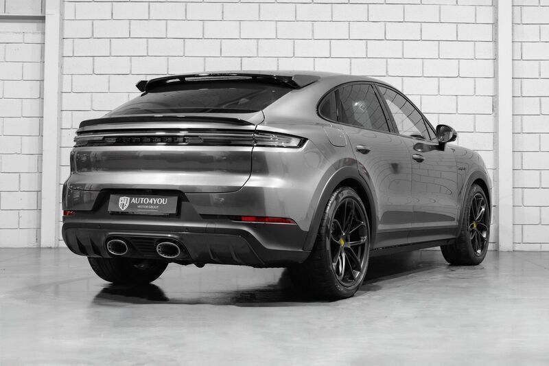 Usado Porsche Cayenne Turbo 739 HP (543 kW) 2024 Cinza SUV