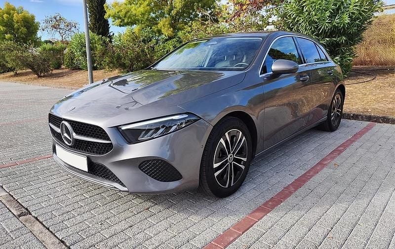 Cinzento Usado 2024 Mercedes A200 Sedan | € 29.990 (Super Preço) - Imagem 1/4