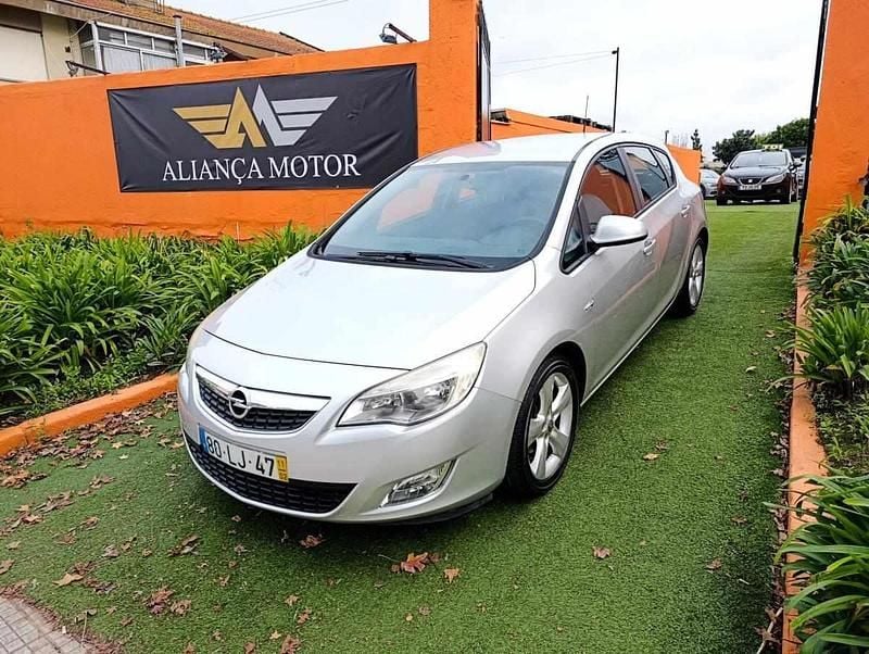 Cinzento Usado 2011 Opel Astra Citadino | € 5.500 (Preço justo) - Imagem 1/4