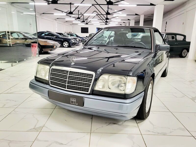 Usado Mercedes E220 150 HP (110 kW) 1995 Preto Cabrios