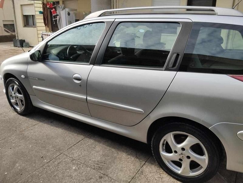 Cinzento Usado 2004 Peugeot 206 Carrinha | € 2.750 (Caro) - Imagem 1/4