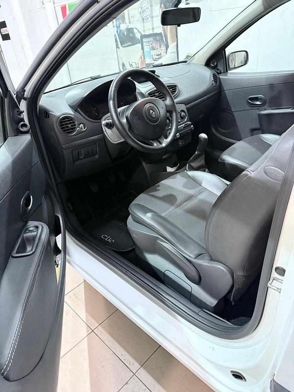 Usado Renault Clio II 68 HP (50 kW) 2008 Branco Citadino